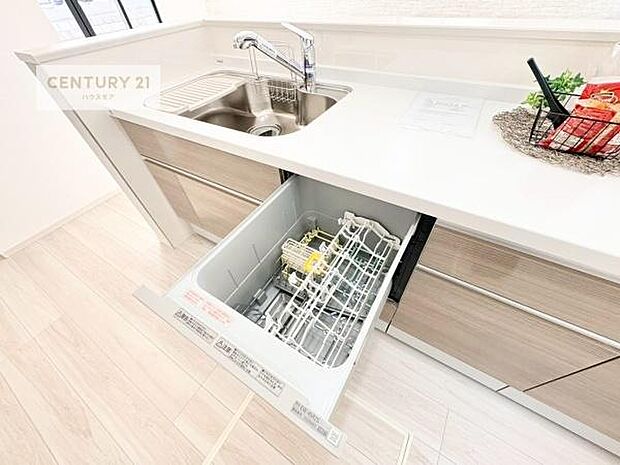 食洗機付きのキッチンです！忙しい時や手荒れ防止として大変活躍する便利な仕様です！ビルトインなのでキッチンの場所を取らず調理スペースを広く使うことが出来ます！