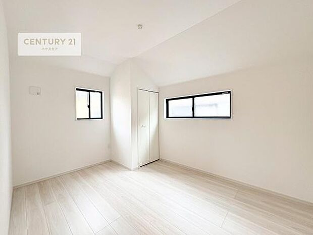 掃き出し窓がないお部屋は、お子様のお部屋としても安心です！収納スペースも充実しているので散らかったお部屋をサッと片付けられます！