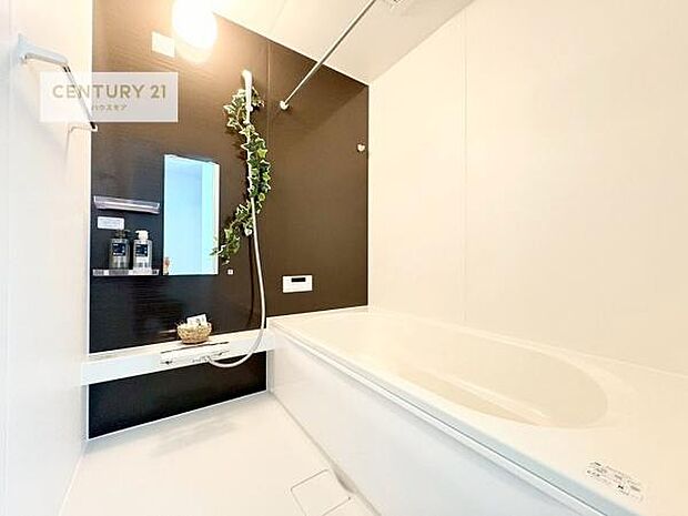 広々バスで一日の疲れをリフレッシュ。足が伸ばせるので、浴槽にもゆったりと浸かれますね！毎日のバスタイムが楽しみになります。