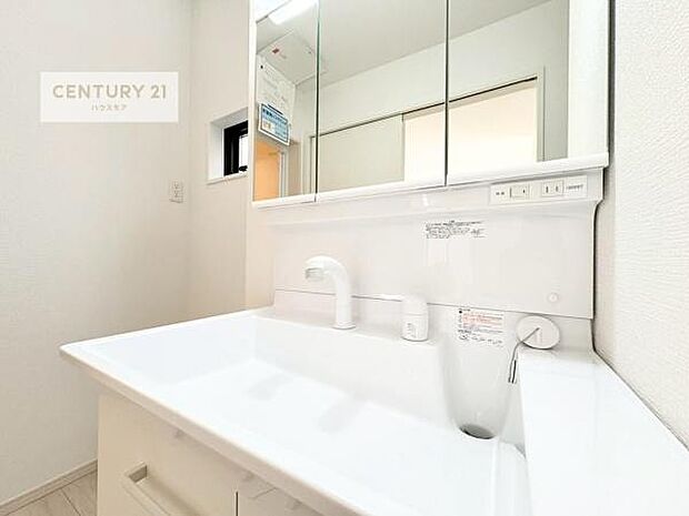 深い洗面台ボウルは、水が跳ねにくいのでお手入れが楽々！清潔感が保てます！キレイな洗面所で自分磨きのモチベーションが上がりますね！