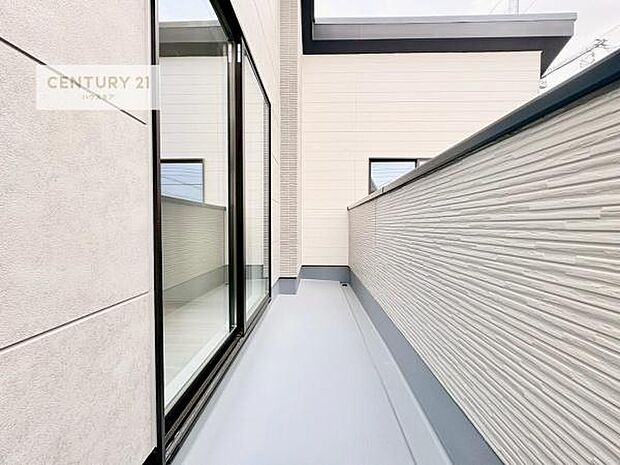 陽当たりの良いバルコニーで、お洗濯物もよく乾きそうですね！お天気の良い日にはバルコニーへ出てリフレッシュするのも気持ちよさそうです。