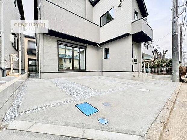 駐車スペースは2台分あります！セカンドカーはもちろん、バイクや自転車なども置き場所に困りません。