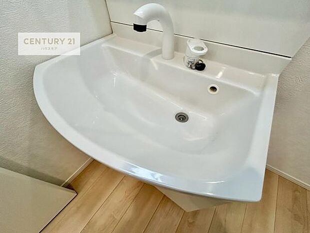 深い洗面台ボウルは、水が跳ねにくいのでお手入れが楽々!清潔感が保てます!キレイな洗面所で自分磨きのモチベーションが上がりますね!