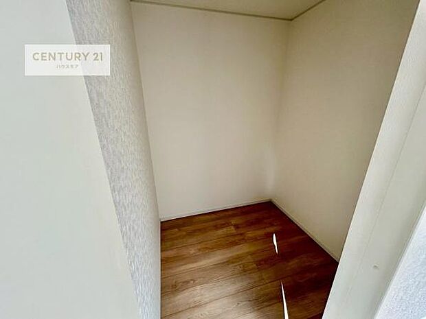 ウォークインクローゼット付きです。たくさんのお洋服などを収納しておけそうですね!他にも扇風機や加湿器など季節物の大きな家電も収納できます。