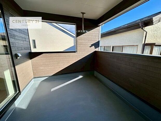 ルーフバルコニー!屋根が付いているので、急に雨が降っても濡れにくく安心!強い日差しもカットしてくれるので、お天気の良い日は、お外へ出て深呼吸するのもよさそうです!