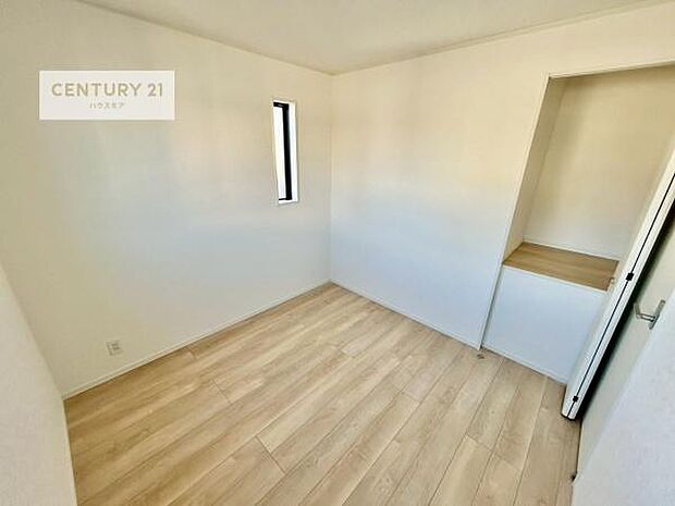 洋室は子供部屋や寝室、色々と用途多彩に利用できますね。収納力もたっぷりなので、広々気持ちよく過ごすことができます。