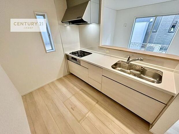 大人気の対面式システムキッチンを採用しています!ご家族のコミュニケーションが自然と増える設計です。お子様にも目が届くので嬉しいですね。広々使えて快適に作業が進みます。