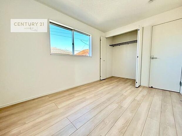 掃き出し窓がないお部屋は、お子様のお部屋としても安心です!収納スペースも充実しているので散らかったお部屋をサッと片付けられます!