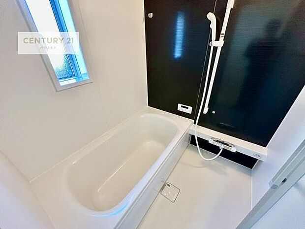 浴室に窓が付いているので、換気ができますね!自然乾燥でカビや水垢対策で光熱費削減!お手入れ楽々!足が伸ばせる浴槽は1日の疲れが取れる癒しの空間!