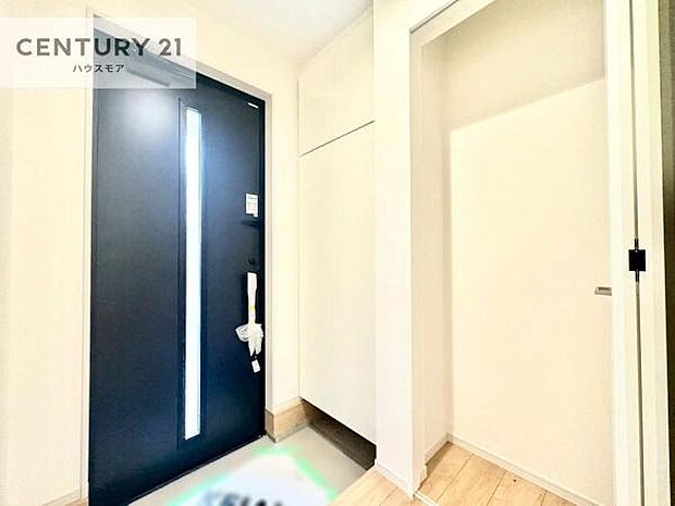 シューズボックス付きなので、玄関が片付きお掃除がしやすいです！スッキリした玄関で戸を開けた瞬間、清潔感のある心地いい空間が出迎えてくれます。