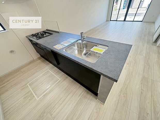 大人気の対面式システムキッチンを採用しています!ご家族のコミュニケーションが自然と増える設計です。お子様にも目が届くので嬉しいですね。収納力もあります!