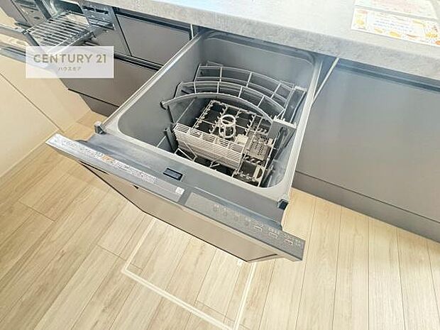 食洗機付き!忙しい時や冬場は手荒れ防止として大活躍します!ビルトイン仕様なので、場所も取らず調理スペースも広く使えて手際よく作業が出来ます!