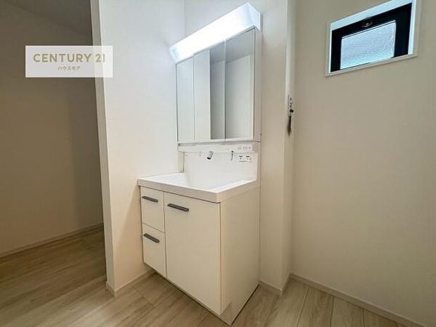 三面鏡仕様の洗面所は、身だしなみがしやすい造り!裏は収納になっています。ドライヤーやお化粧道具を片付けられるので洗面台周りをスッキリと見せることが出来ます!