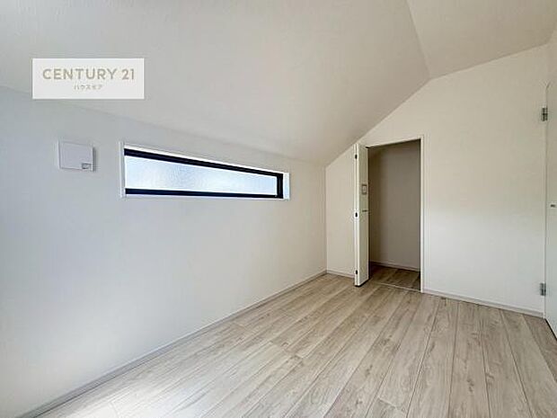 収納スペースがついています!居室をスッキリ整頓する事ができますね。家具を選ばないシンプルなデザインの為、家具を選ばずお気に入りの空間作りができそうですね。