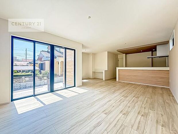 開放感のある広々LDK!ソファーやダイニングテーブルを置いても窮屈にならないので快適に過ごせます!コミュニケーションが取りやすいリビングです!