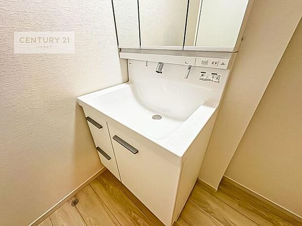 洗面台のボウルが深く床に水が跳ねにくいです!それにお掃除がしやすい使い勝手の良い白を基調とした清潔感のある洗面台で気持ちよくお使いいただけます!