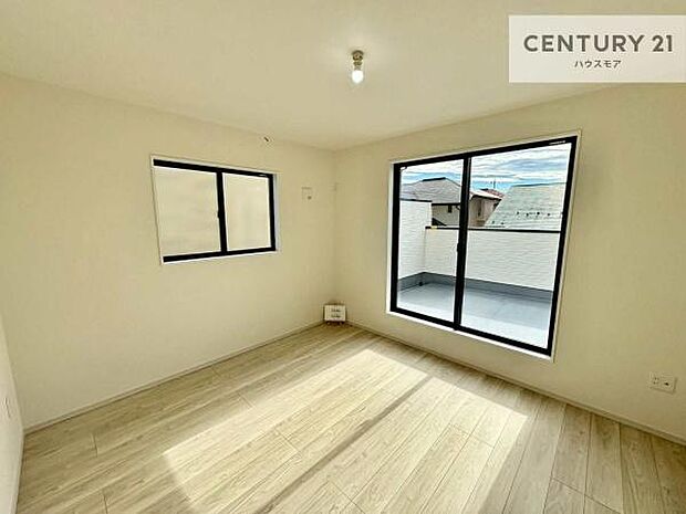 バルコニーに面した洋室。優しい光が差し込む洋室は、朝の目覚めも気持ちが良さそうですね。おうち時間もゆったりと過ごすことができます。【現地販売会開催中】