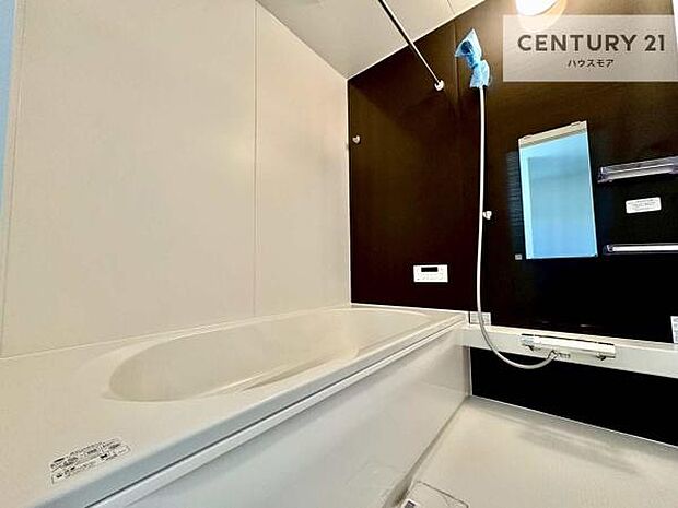 落ち着きある大人の雰囲気のバスルームは、シックなデザインでバスタイムが充実!お仕事頑張っているご褒美にお好みの匂いの入浴剤を入れて、楽しんでみてはいかがでしょうか?【現地販売会開催中】