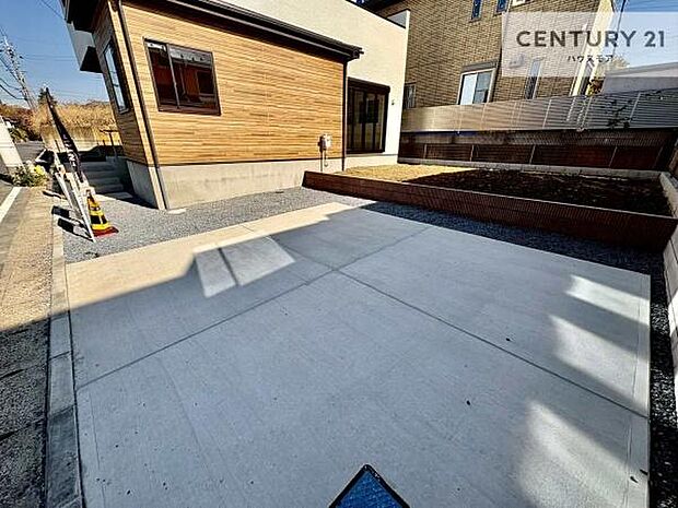 駐車スペースは3台分あります!セカンドカーはもちろん、バイクや自転車なども置き場所に困りません。【現地販売会開催中】