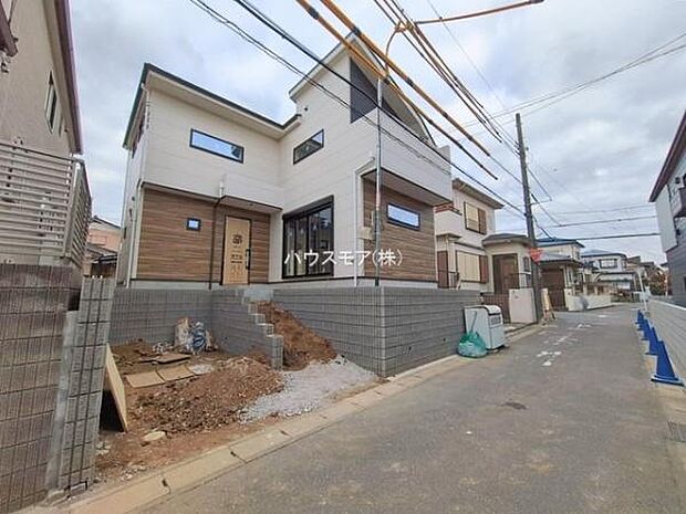 前面道路は4m!陽当り良好な立地です。車庫入れが苦手な方も安心ですね。