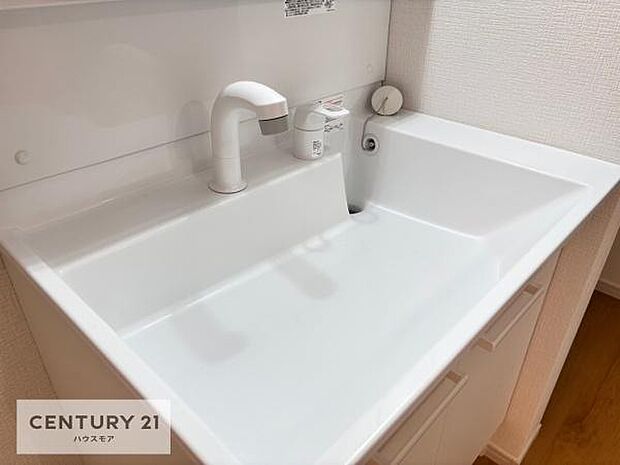 洗面台のボウルが深く床に水が跳ねにくいです！それにお掃除がしやすい使い勝手の良い白を基調とした清潔感のある洗面台で気持ちよくお使いいただけます！（同仕様）