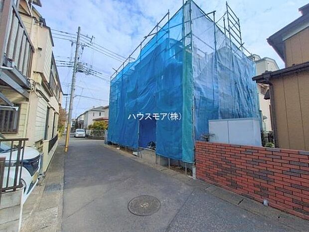 前面道路は開放感ある4ｍ×4ｍ！陽当り・通風良好な角地です。車庫入れが苦手な方も安心ですね。