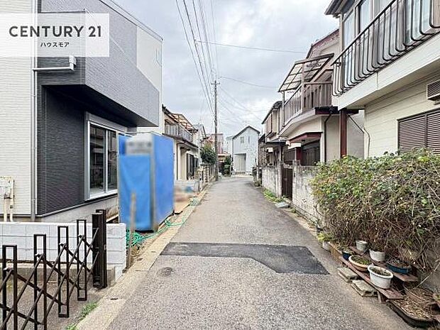 前面道路4m!陽当り良好な立地です。車庫入れが苦手な方も安心ですね。