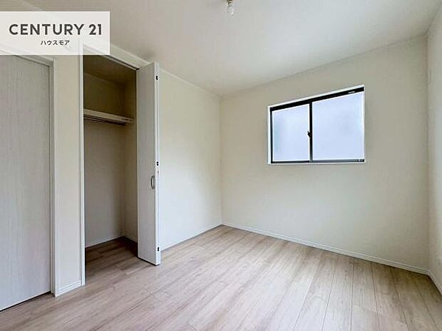 掃き出し窓がないお部屋は、お子様のお部屋としても安心です！収納スペースも充実しているので散らかったお部屋をサッと片付けられます！