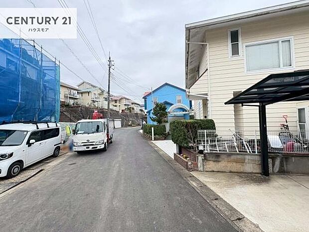 前面道路6ｍ！陽当り良好な立地です。車庫入れが苦手な方も安心ですね。