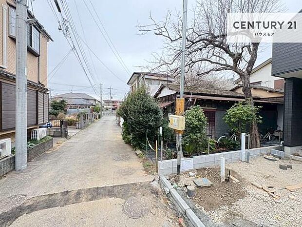 前面道路は4ｍ！陽当り良好な立地です。車庫入れが苦手な方も安心ですね。