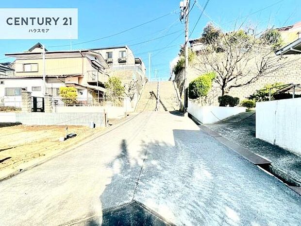 前面道路6ｍ！陽当り良好な立地です。車庫入れが苦手な方も安心ですね。