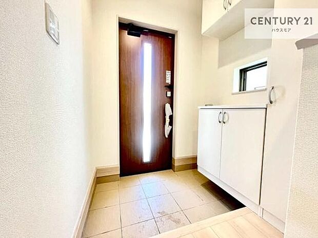 シューズボックス付きなので、玄関が片付きお掃除がしやすいです!スッキリした玄関で戸を開けた瞬間、清潔感のある心地いい空間が出迎えてくれます。