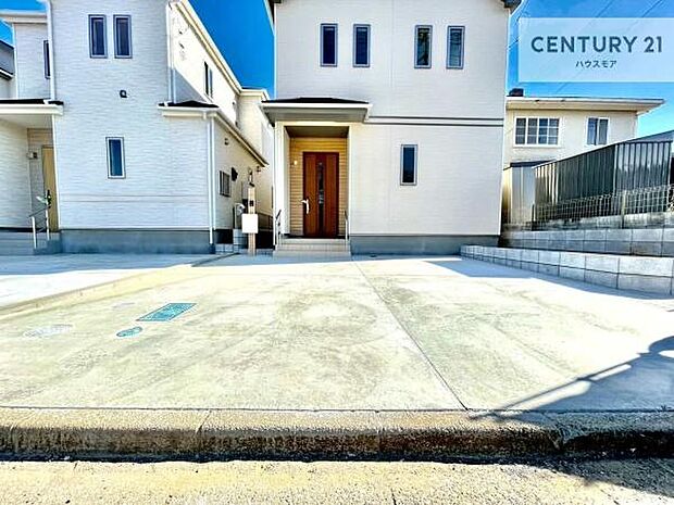 駐車スペースは2台分あります!セカンドカーはもちろん、バイクや自転車なども置き場所に困りません。