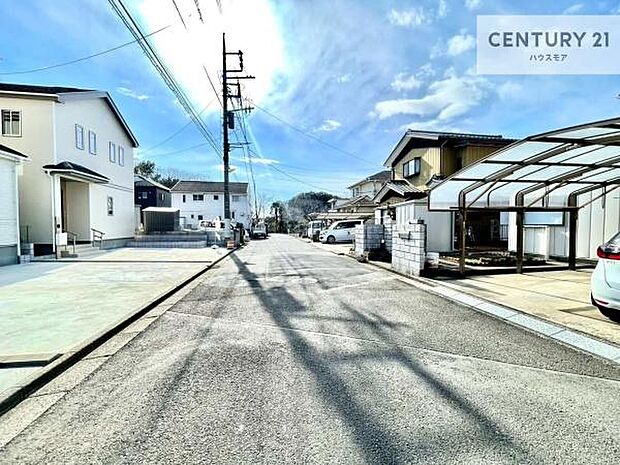 前面道路は6m!陽当り良好な立地です。車庫入れが苦手な方も安心ですね。