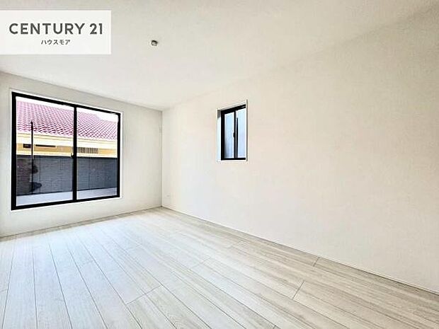 バルコニーに面している洋室です。明るく温もりがあり、換気もしっかりできます！朝起きて、外に出て背伸びをしつつ深呼吸をし良い朝を迎え入れることができます。