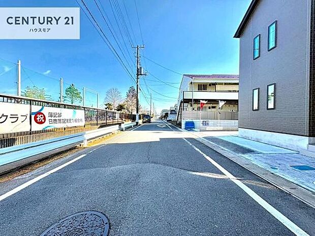 前面道路は6ｍ！陽当り良好な立地です。車庫入れが苦手な方も安心ですね。