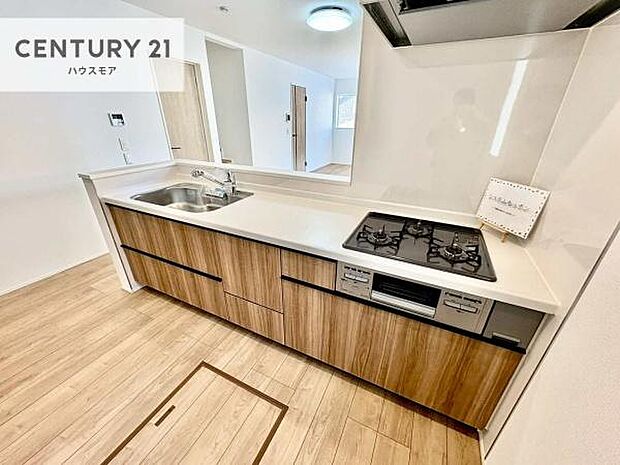 大人気の対面式システムキッチンを採用しています!ご家族のコミュニケーションが自然と増える設計です。お子様にも目が届くので嬉しいですね!広々使えて快適で作業が進みます。【現地販売会開催中】