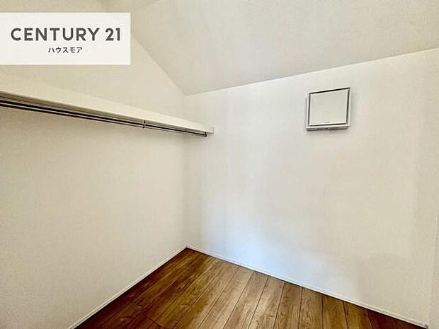 ウォークインクローゼット付きです。たくさんのお洋服などを収納しておけそうですね!他にも扇風機や加湿器など季節物の大きな家電も収納できます。【現地販売会開催中】