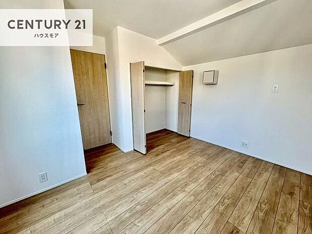 収納スペースがついています!居室をスッキリ整頓する事ができますね。家具を選ばないシンプルなデザインの為、家具を選ばずお気に入りの空間作りができそうですね。【現地販売会開催中】