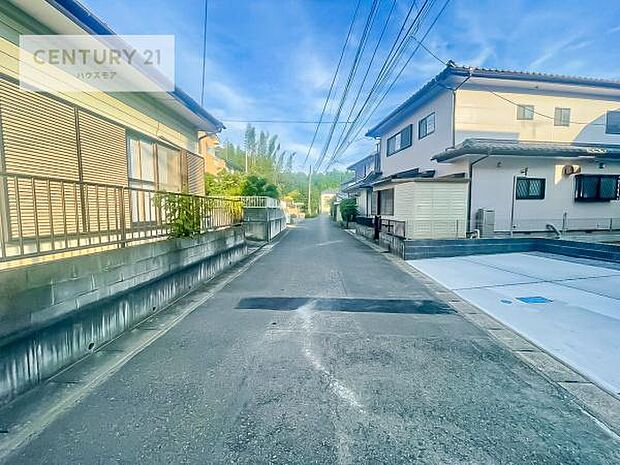 前面道路は5m!陽当り良好な立地です。車庫入れが苦手な方も安心ですね。【現地販売会開催中】