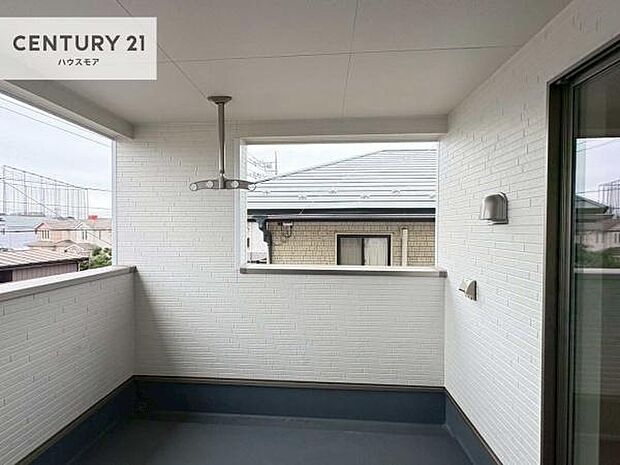 ルーフバルコニー！屋根が付いているので、急に雨が降っても濡れにくく安心！強い日差しもカットしてくれるので、お天気の良い日は、お外へ出て深呼吸するのもよさそうです！