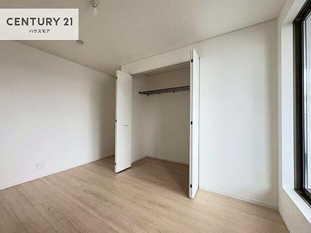 収納スペースがついています！居室をスッキリ整頓する事ができますね。家具を選ばないシンプルなデザインの為、家具を選ばずお気に入りの空間作りができそうですね。