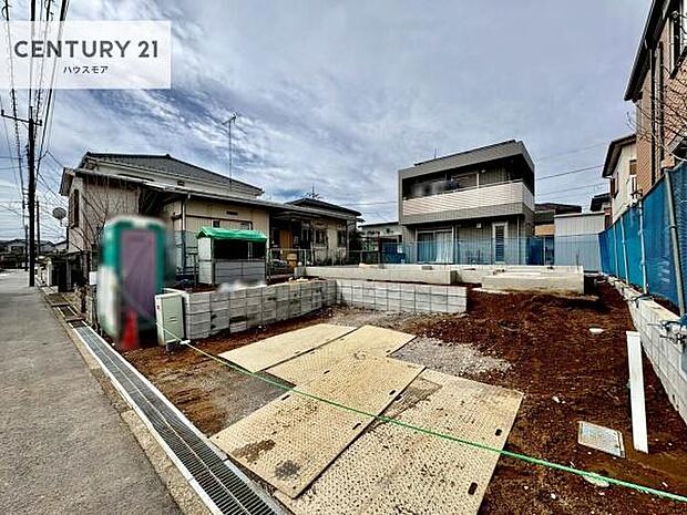 駐車スペースは2台分あります!セカンドカーはもちろん、バイクや自転車なども置き場所に困りません。