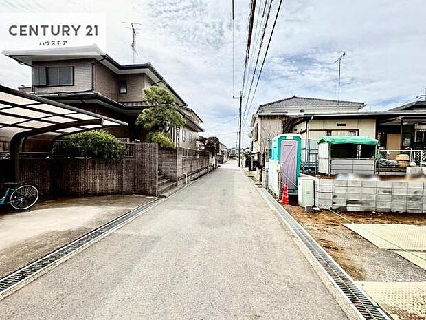 前面道路4.5m!陽当り良好な立地です。車庫入れが苦手な方も安心ですね。