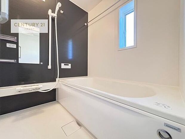 1日の疲れをしっかりと癒してくれる浴室です。おうちの素敵なリラクゼーション場所ですね。(同仕様)