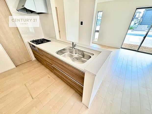 ゆとりある調理スペースで作業がしやすい快適なキッチンです!お子様と一緒にお菓子造りも楽しめる広々スペースです。楽しい調理時間になりそうですね!