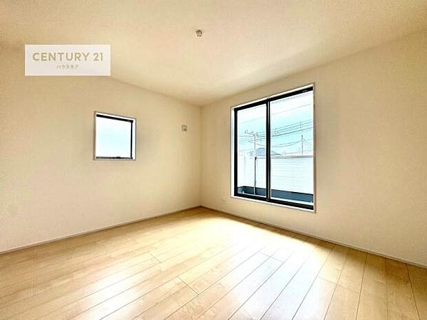 バルコニーに面している洋室です。明るく温もりがあり、換気もしっかりできます!朝起きて、外に出て背伸びをしつつ深呼吸をし良い朝を迎え入れることができます。