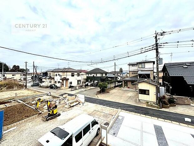 眺望良好なバルコニー。お天気のいい日にはバルコニーへでてリフレッシュするのもいいですね!