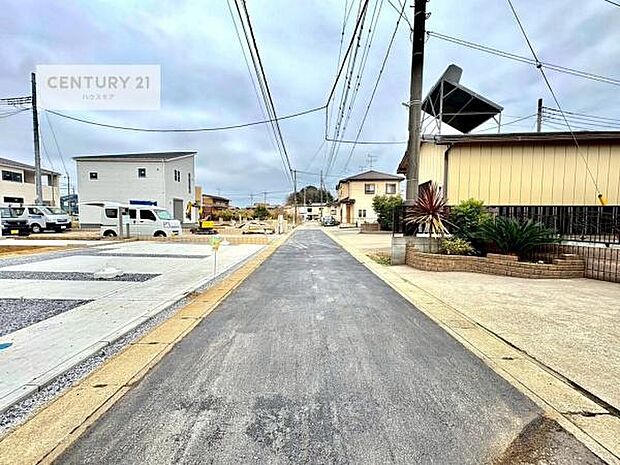 前面道路は4m!陽当り良好な立地です。車庫入れが苦手な方も安心ですね。