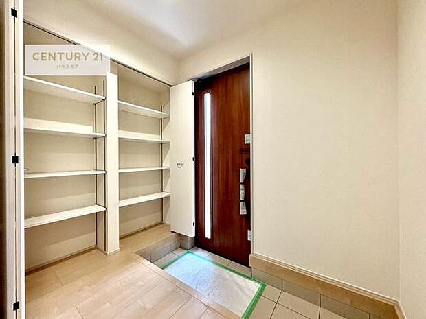 シューズボックス付きなので、玄関が片付きお掃除がしやすいです!スッキリした玄関で戸を開けた瞬間、清潔感のある心地いい空間が出迎えてくれます。